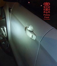 Detenido por daños al rayar las puertas de un coche