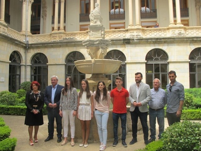 Foto de familia con los premiados en el V Concurso de Fotografía.