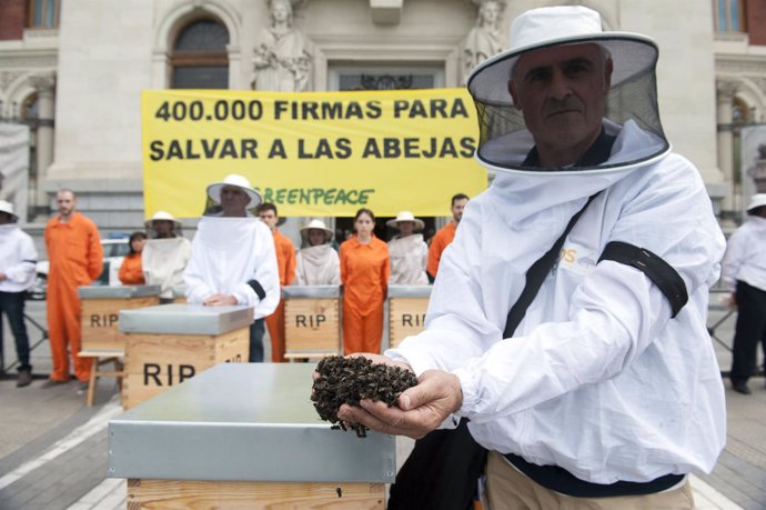 Activistas de Greenpeace piden a España que apoye prohibir los neonicotinoides