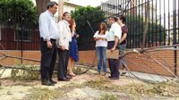 El PP reclama mejoras en el colegio Santa Catalina al estar cerrado por ramas "caídas" y el suelo levantado