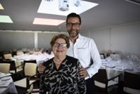 Quique Dacosta cocina junto a su abuela en la gala que proclama su restaurante como el octavo mejor de Europa