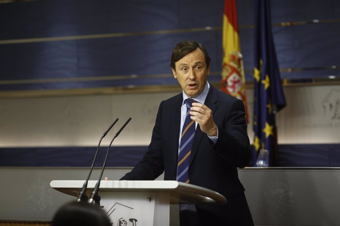 Rafael Hernando en rueda de prensa en el Congreso