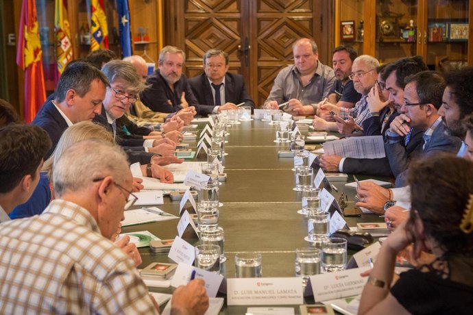 Santisteve y Rivarés, junto a agentes socioeconómicos de Zaragoza