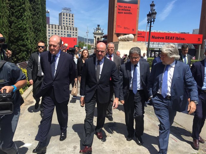 El ministre Luis de Guindos en el saló Automobile Barcelona