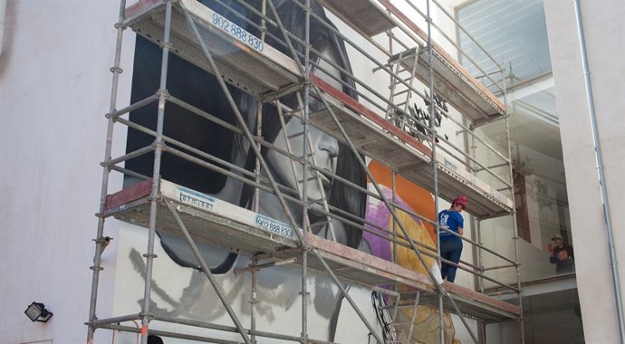 Mural en la pared exterior del Centre del Carme