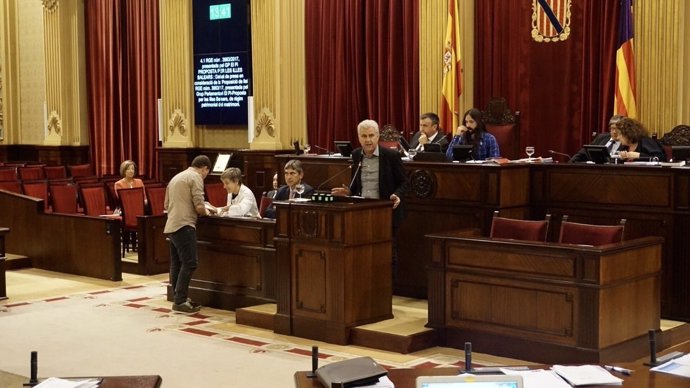 Josep Melià interviene en el pleno del Parlament