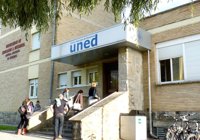 El Parlamento, sin el PP, pide a la UNED que evite la ambigüedad en sus contratos