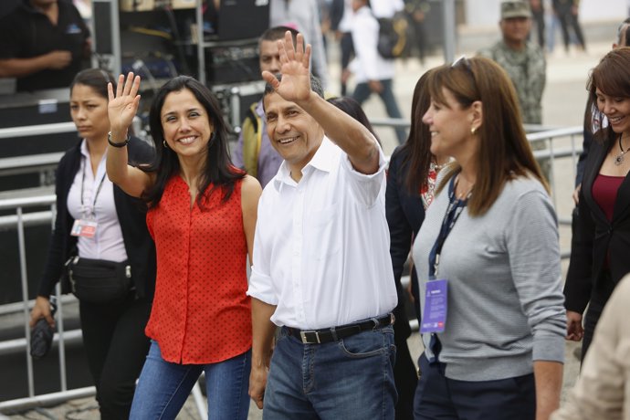 Peru's President Ollanta Humala (C) and First Lady Nadine Heredia (2nd L) wave d