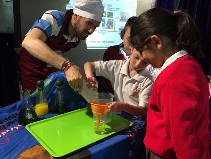 Escolares participando en el programa Nutrióleo
