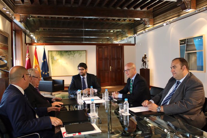 Imagen de la reunión de López Miras con los presidentes de las cámaras