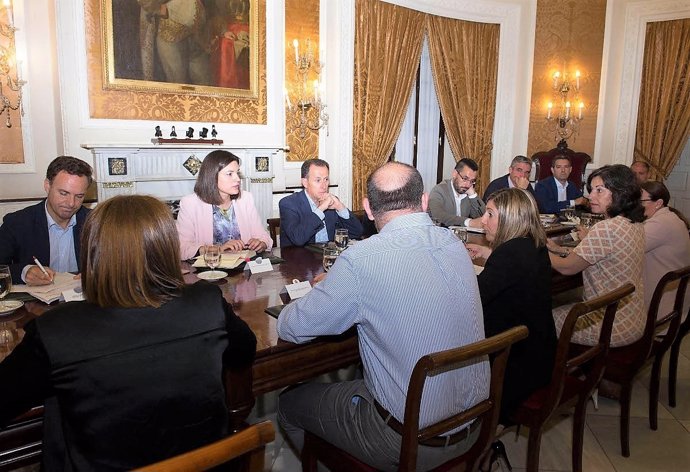 La presidenta de Diputación de Cádiz con alcaldes de la provincia