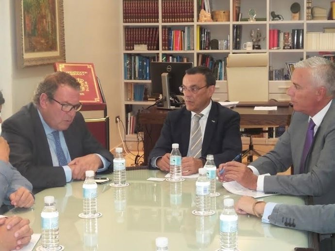 El presidente del Patronato de Turismo, Ignacio Caraballo, con la Cehat.