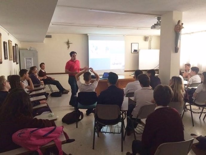 Especialista y adolescentes durante la charla informativa