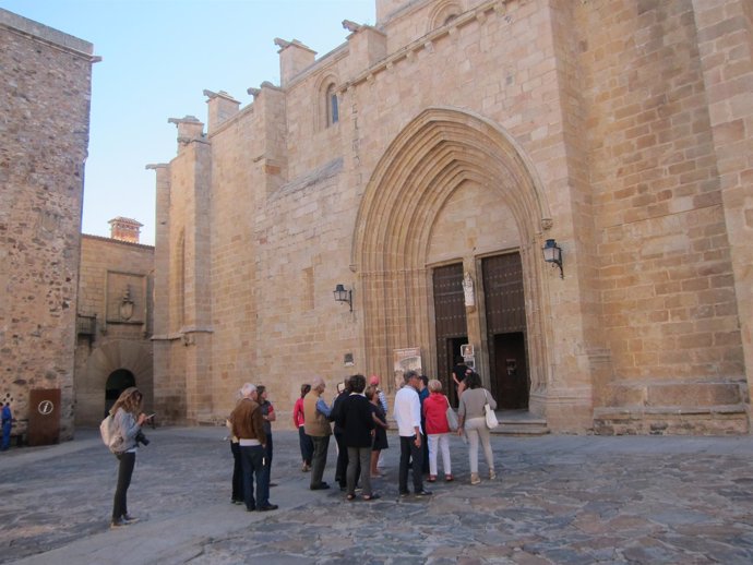 Turistas en la plaza de Santa María de Cáceres