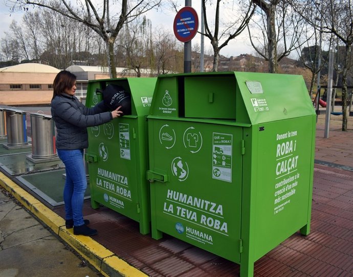 Contenidors de reciclatge de roba usada