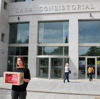 La madre con un hijo discapacitado que será desahuciada entrega 90.000 firmas para reclamar un alquiler social