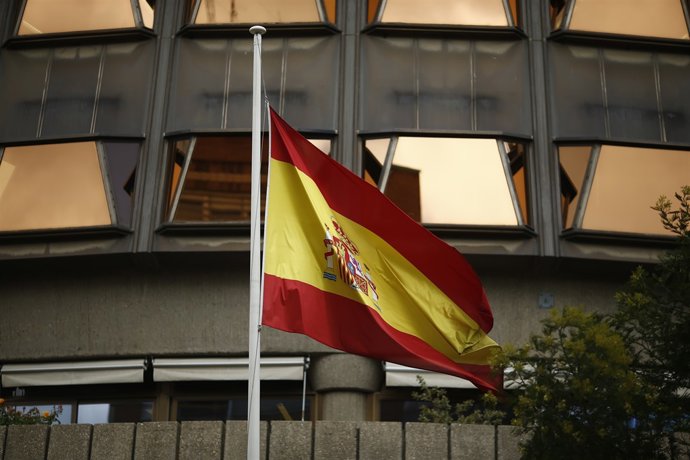 La bandera d'Espanya oneja al Tribunal Constitucional