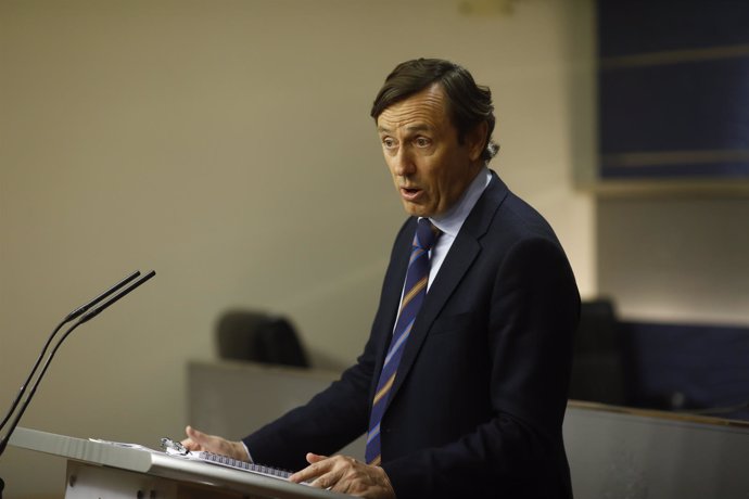 Rafael Hernando en rueda de prensa en el Congreso