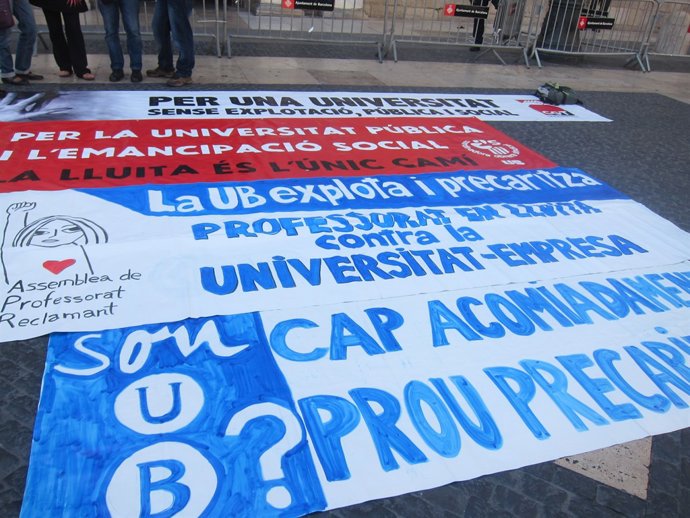 Protesta en la plaça  Sant Jaume de professors associat
