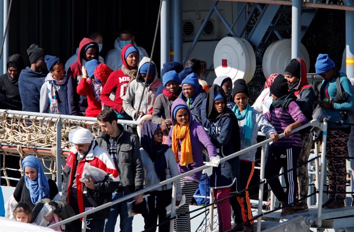 Migrantes y refugiados desembarcan en Sicilia