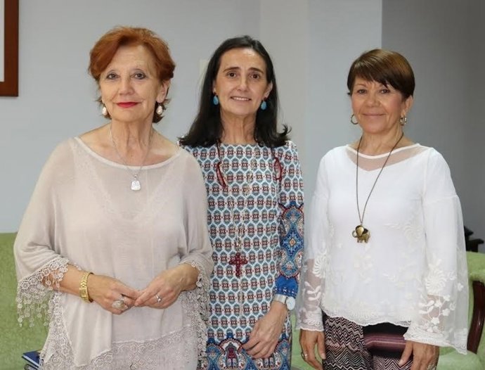 La subdelegada del Gobierno en Huelva, Asunción Grávalos, con Feafes.