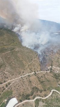 Desalojan varios cortijos en Salobreña afectados por un incendio forestal, ya estabilizado