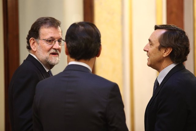 Rajoy, Fernando Martínez Maíllo y Rafael Hernando en los pasillos del Congreso