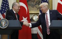 Erdogan subraya ante Trump que "no hay lugar" para grupos "terroristas" como las YPG