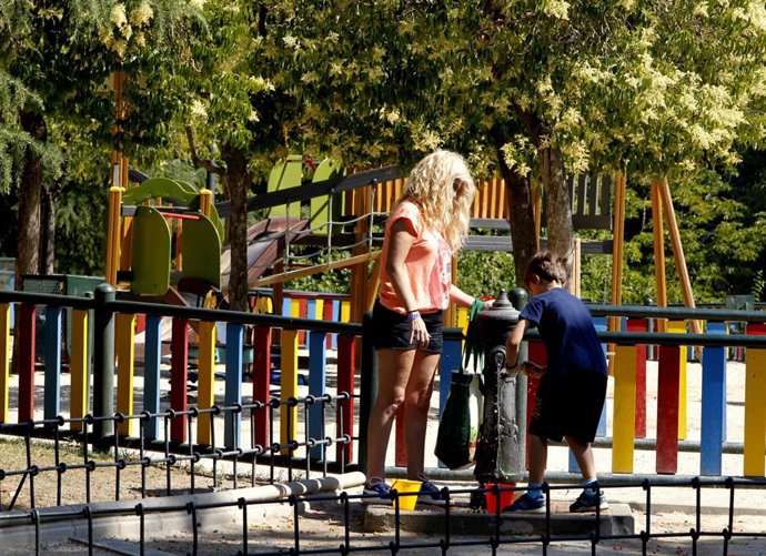 Sol, calor, temperaturas, buen tiempo, bebiendo agua, paseando, familia