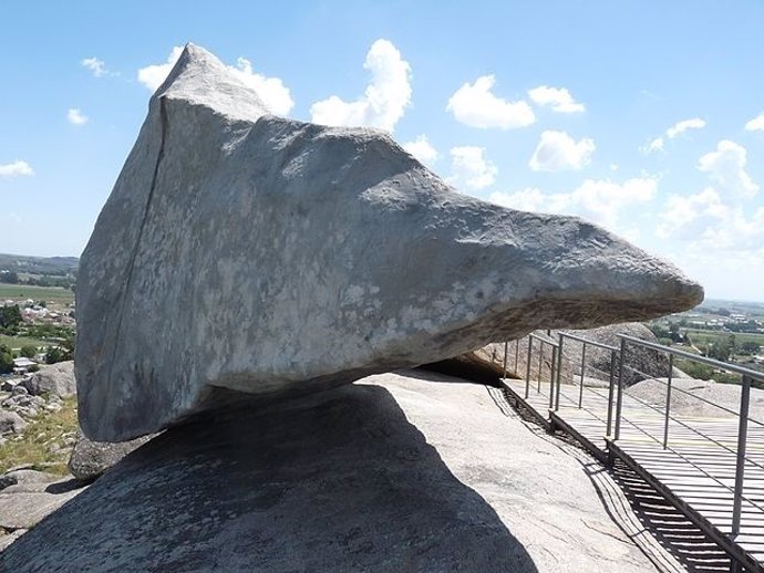 La réplica de la Piedra Movediza en lo alto de la Sierra de Tandil