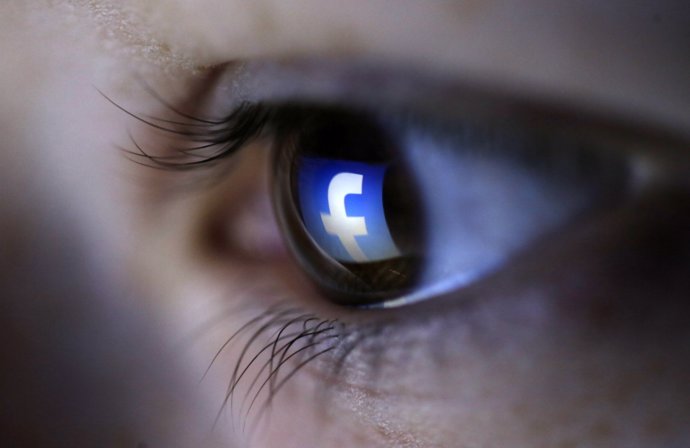 Logo de Facebook reflejado en un ojo