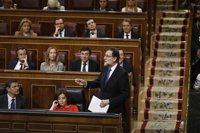 Rajoy dice que el Gobierno ya actúa contra las colas en El Prat y reta a ERC a hacer lo propio en el Metro