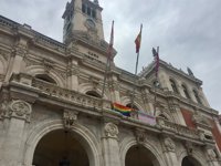 El Ayuntamiento de Valladolid luce las banderas arcoíris y rosa, blanca y azul contra la discriminación