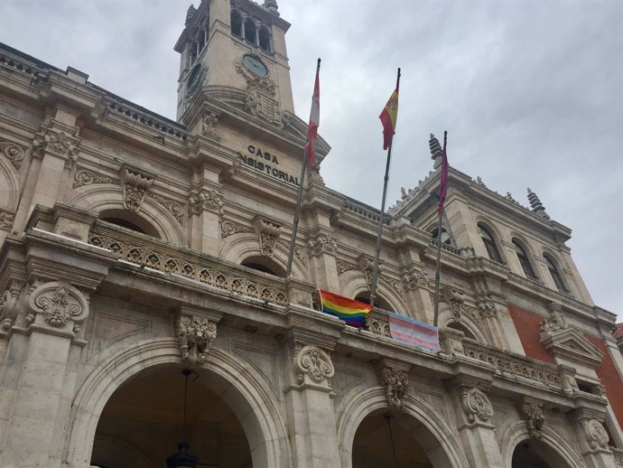 Banderas en la fachada consistorial. 