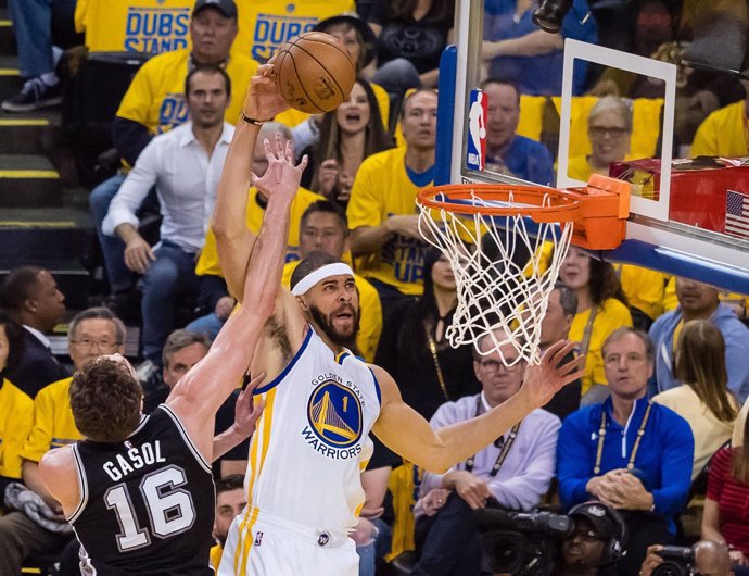  Pau Gasol Intenta Taponar A Mcgee En El Warriors-Spurs