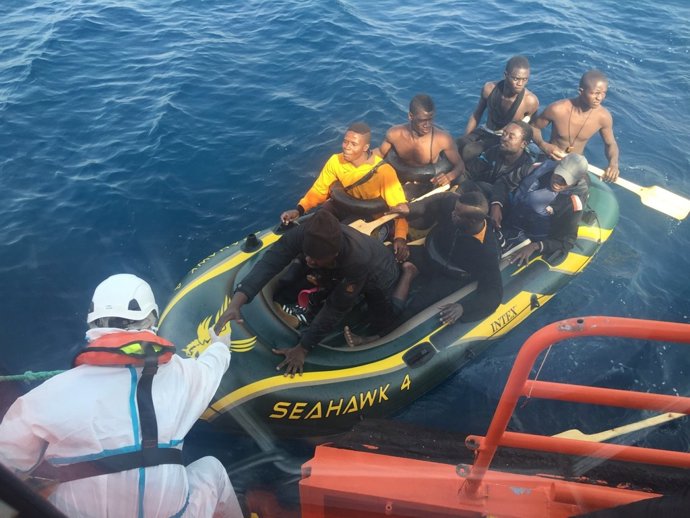 Rescat d'immigrants d'una pastera