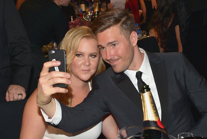 Amy Schumer y Ben Hanisch/Getty