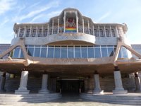 La Asamblea Regional luce la bandera arco iris en su fachada en apoyo al colectivo LGTBI