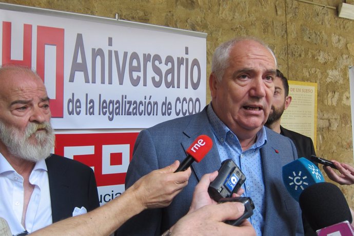 Francisco Carbonero atiende a los periodistas.
