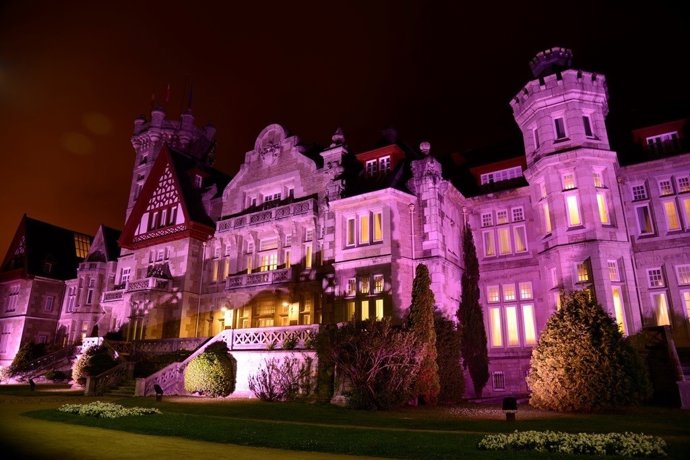 Palacio de La Magdalena iluminado por la Noche de los Museos.                  