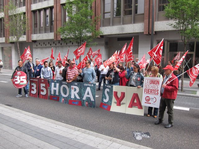 Concentración de empleados públicos frente a la Delegación Territorial