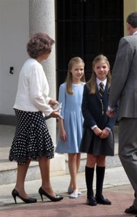 La Familia Real recibida con aplausos y vítores en la Comunión de la Infanta Sofía