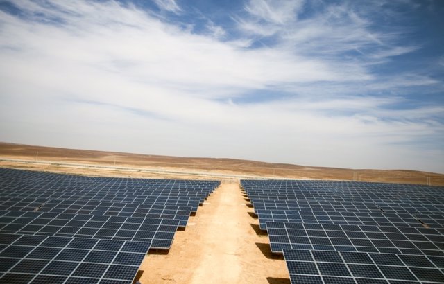 Paneles solares en el campo de refugiados de Azraq (Jordania)