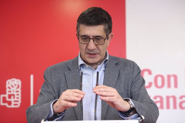 El candidato a la Secretaría General del PSOE Patxi López en una rueda de prensa