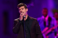 Robin Thicke denuncia a su madrastra