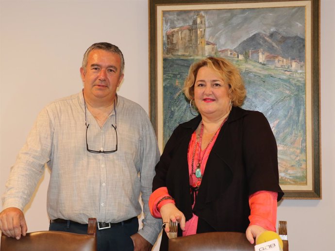 Alcalde de Olaberrria y la diputada Aintzane Oiarbide