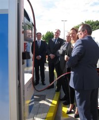 Endesa inaugura una 'gasinera' que ofrece un combustible "más económico y más limpio"