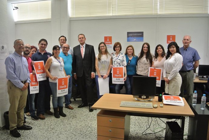 Guillén visita el Aula pública de acceso a internet de Vistabella 