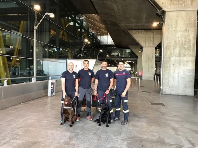 Bomberos en su camino a Guatemala