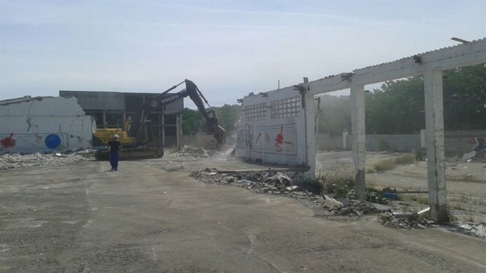 Derribo de la fábrica. 